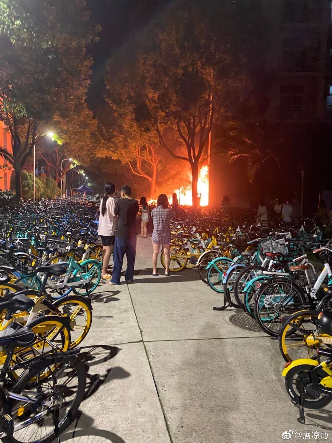 上海大学宿舍楼凌晨发生火灾 学生穿睡衣逃离火场