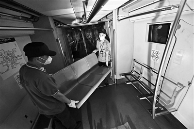 北京地铁4号线拆除座椅增加客运空间