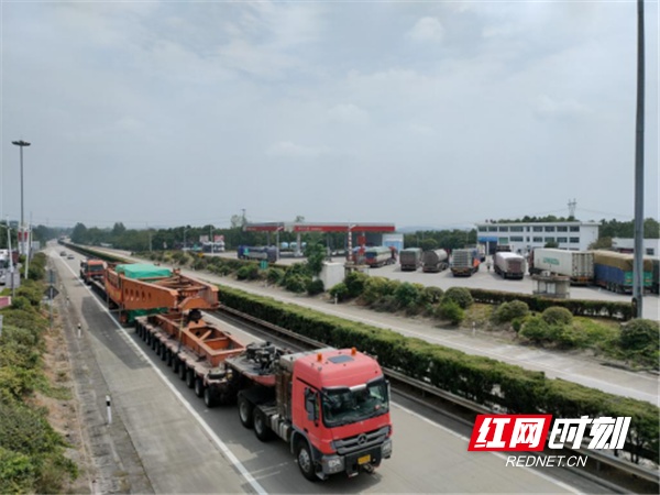 百万机组定子大件安全通过湖南永州高速