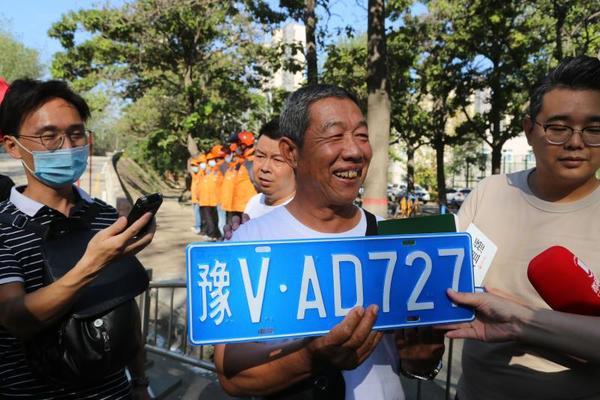 双号牌时代正式到来 郑州第一副豫V号牌诞生 提醒：办理车驾管业务需提前预约