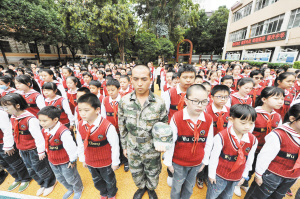防空警报响起，武成小学全体师生默哀。记者 刘凯达 摄