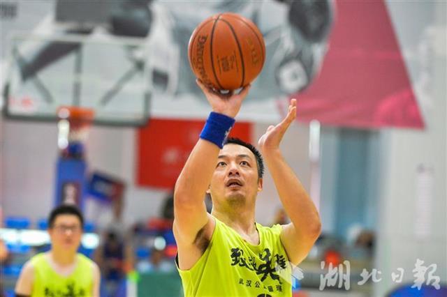 “致敬英雄”武汉公益篮球赛开赛