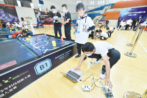 呈贡区首届青少年机器人竞赛开赛智能“城市小卫士”秀本领
