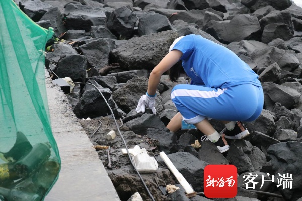 全国净滩公益活动走进海南 百余名志愿者为海洋“弯腰”清理1001公斤垃圾