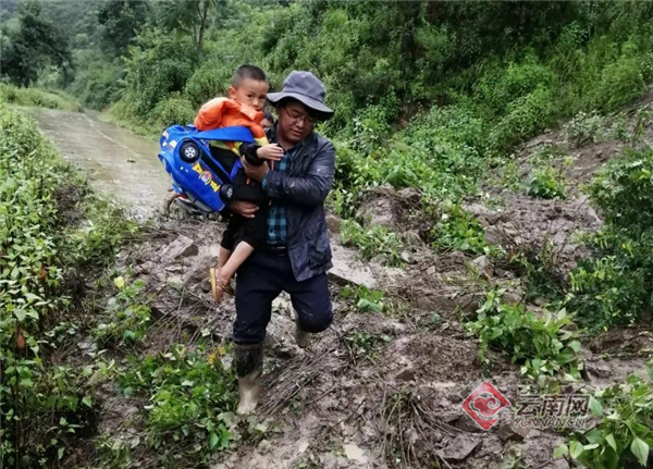 丽江市税务局驻村工作队员泥石流滑坡路段受困抱孩子脱险