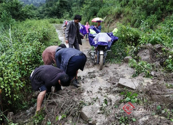 丽江市税务局驻村工作队员泥石流滑坡路段受困抱孩子脱险
