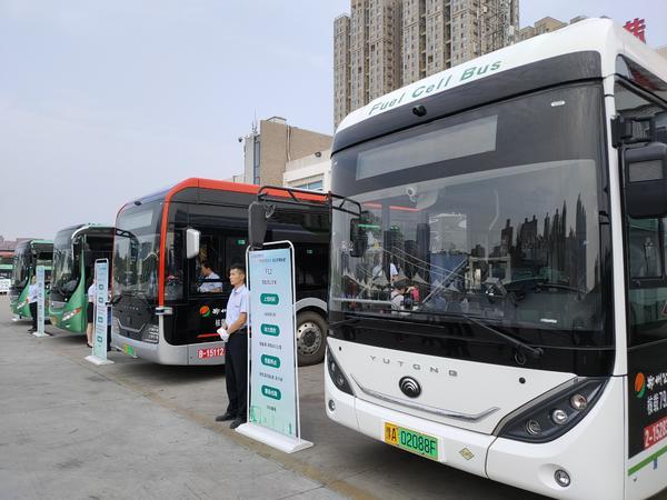 郑州公交离无人驾驶还有多远？30名乘客走进郑州公交场站共话绿色出行