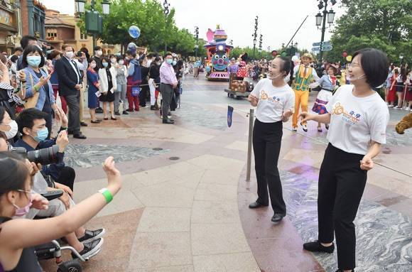 此时无“声”胜有声！上海迪士尼推出花车巡游手语翻译服务