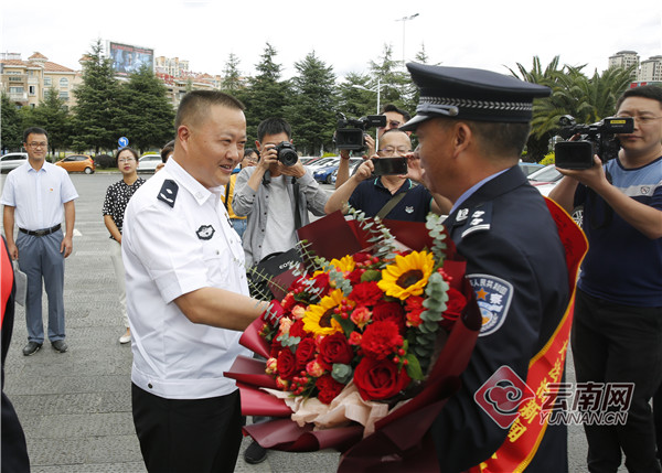 会上,省厅政治部组织人事处副处长夏瑞锋宣读公安部《关于授予张德超