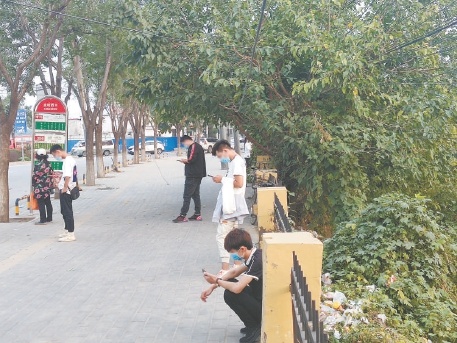 北京：个别路段及公交站台随意丢弃垃圾现象严重