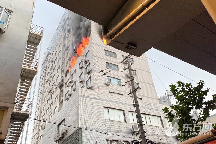 上海一大厦突发大火 现场：火苗从窗口窜出 暂无人员伤亡