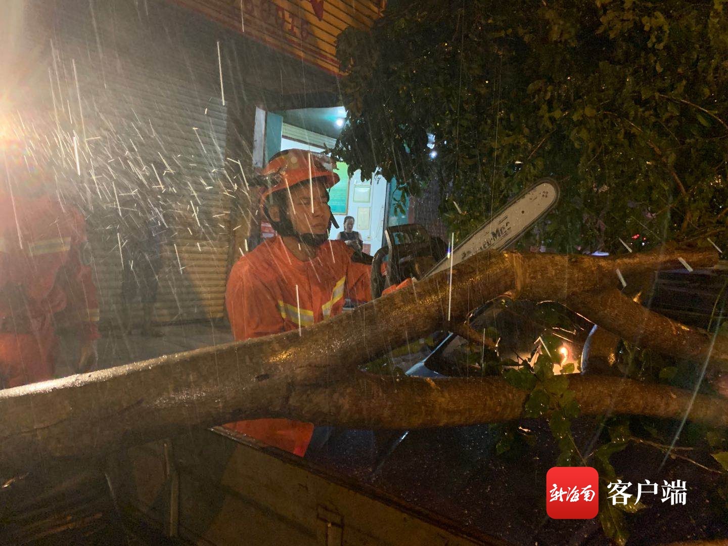 台风吹倒树木压住出租车 琼海消防救助