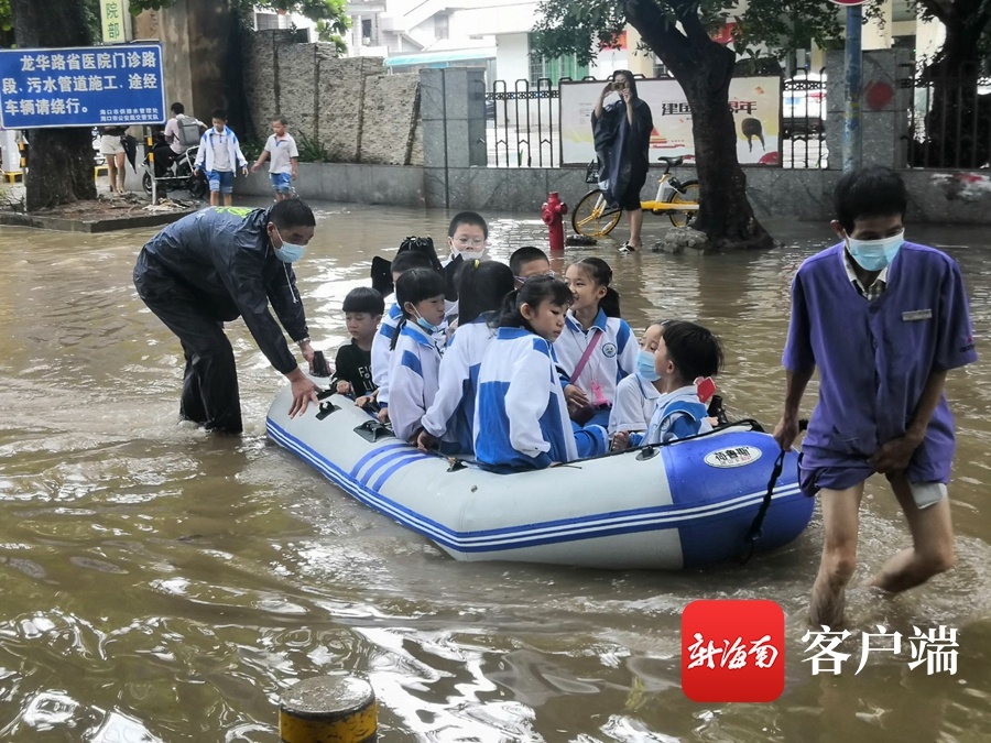 椰视频 | 暴雨致海口一学校门口积水 周边医院保安用船送学生入校