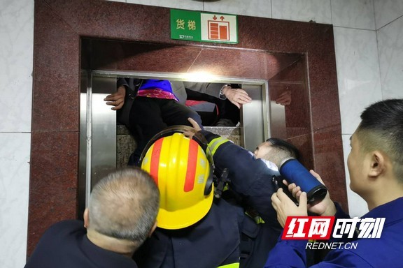 电梯严重超载19人被困 长沙消防紧急救援