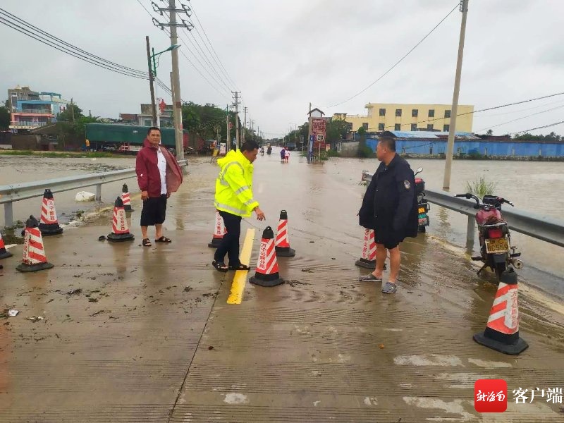 海南省道东田线有一处路段积水严重 目前车辆无法通行