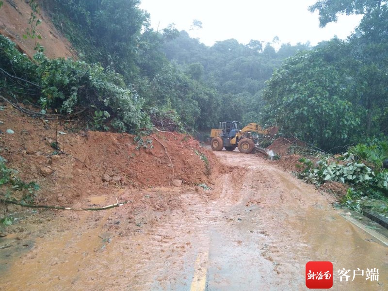 海南省道长英线出现1处大面积塌方 目前已抢通半幅车道