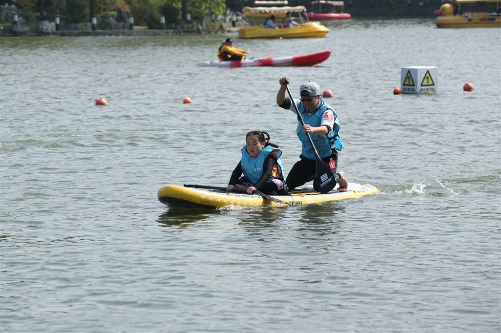 这项风靡全球的新兴运动将风靡上海？长风公园银锄湖上“桨板公开赛”引人关注
