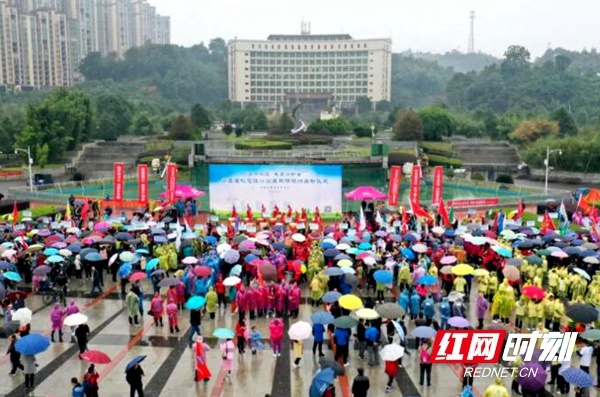 桃江县五千志愿者雨中徒步30公里宣传环保理念