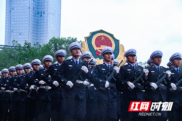 湖南警察学院举行2020级新生军训汇报表演