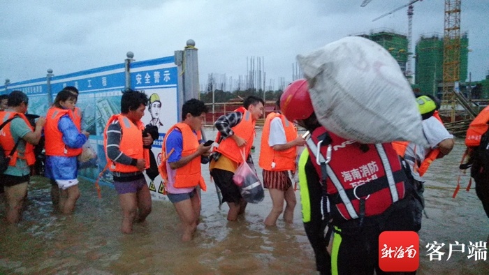 万宁大暴雨致工地被淹 360余名被困工人获消防员救助