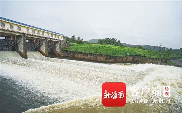 海南水务部门科学调度确保安全度汛 全省136座水库蓄满泄洪