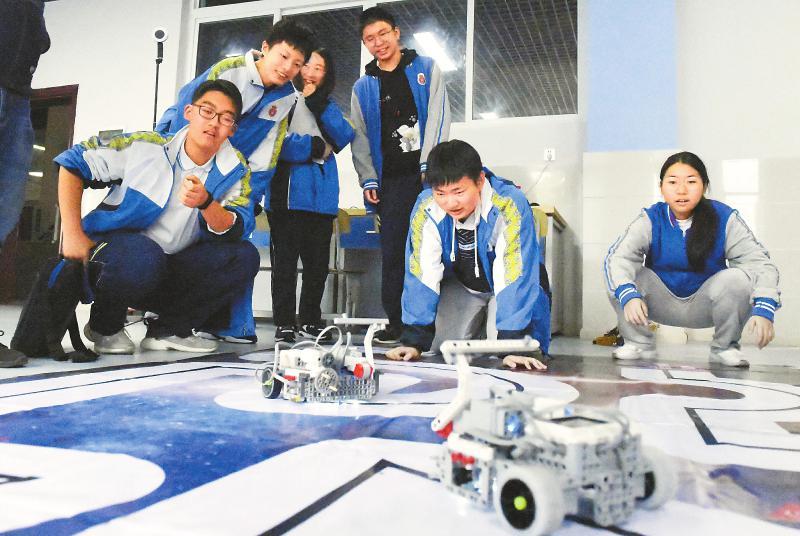 成都：中学里的创客中心 学生们正测试超级轨道赛机器人小车