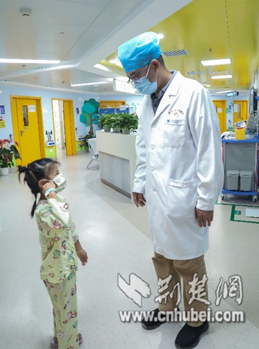 机器人为6岁女童保住“重复肾” 女童出院前向医生敬礼致谢