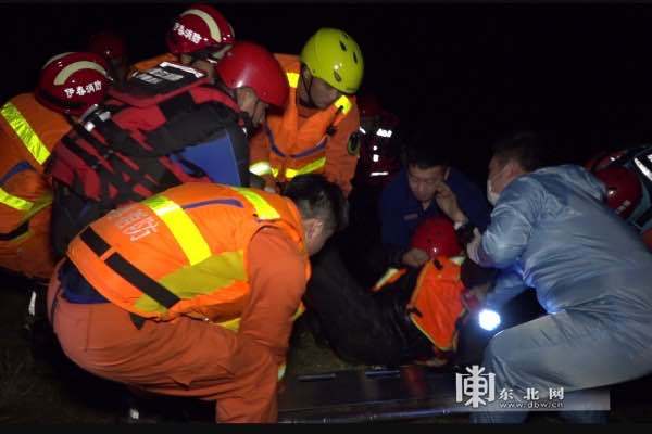 女子被困孤岛呼救3小时 消防员5分钟成功救援