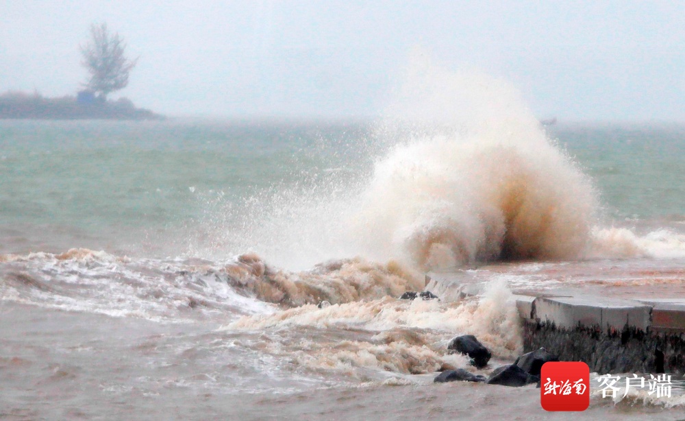 原创组图｜台风“沙德尔”带来强风雨 海口湾巨浪拍岸