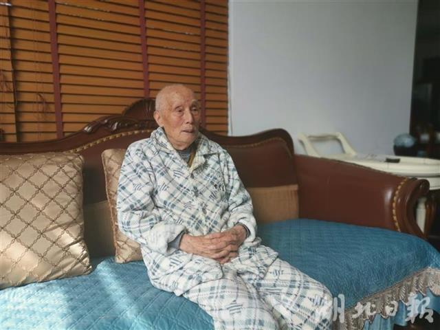 坑道里睡觉、铁桶里洗澡……听，这位96岁志愿军老兵讲述难忘岁月
