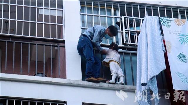 3岁女童翻出六楼阳台险象环生 好心邻居“拼命”守护 消防出动两人获救