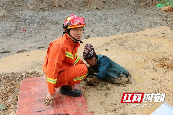 永州零陵：七旬老人身陷泥坑 消防员模板铺路将其“挖出”