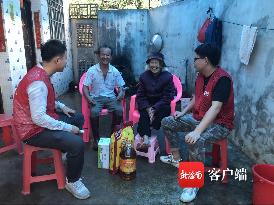 海口美兰区三江镇开展重阳节走访慰问高龄困难老人活动