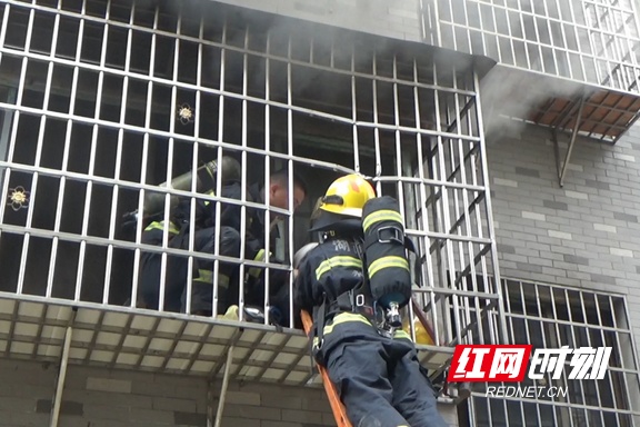 永州冷水滩：房屋起火九旬老人被困 消防破窗救援