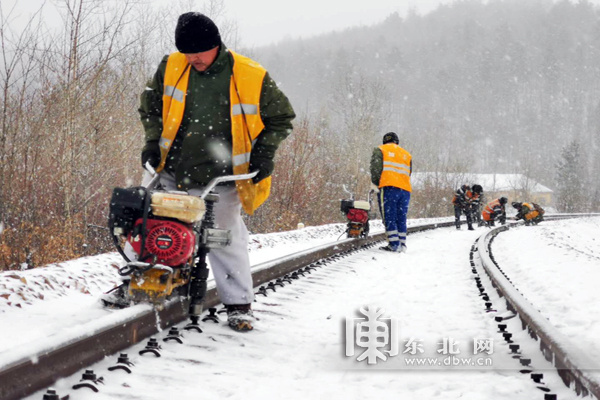 中国最北铁路迎战风雪 平安出行