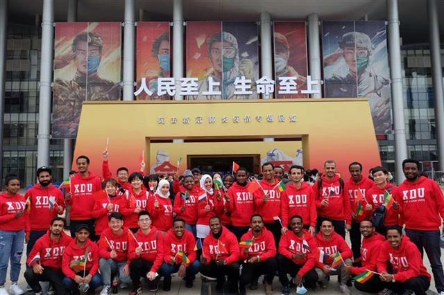 首个外国留学生团队参观抗疫展有感而发：中华民族强大凝聚力令人赞叹