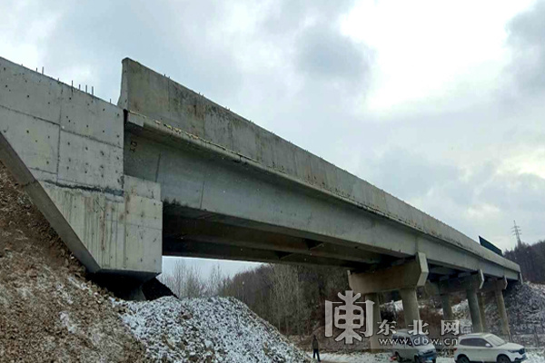 哈尔滨市境内跨滨绥铁路最长公铁立交桥合龙