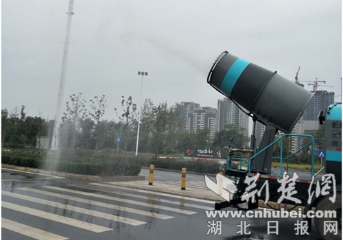 襄阳东津新区城管部门集中开展道路大清洗 助力大气污染防治