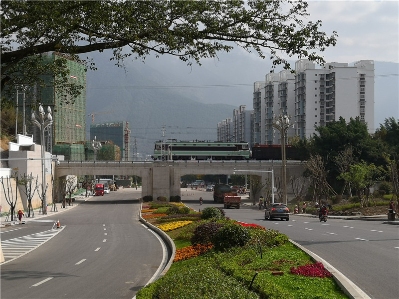 香城大道“穿越”成昆铁路既有线改扩建工程正式通车