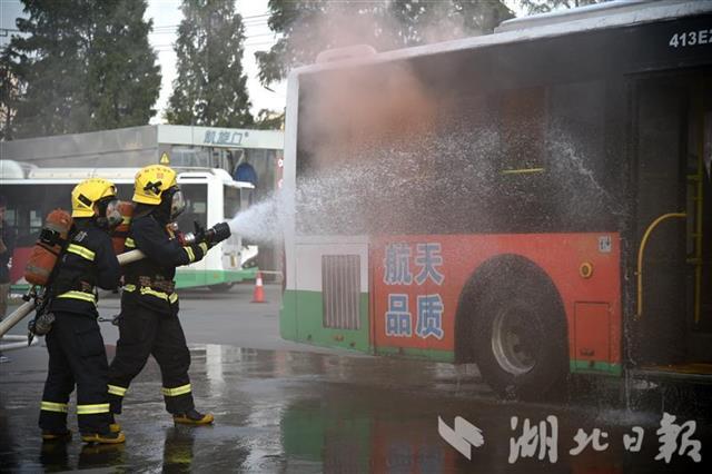 武汉公交开展“迎健博  保平安”消防反恐演练活动