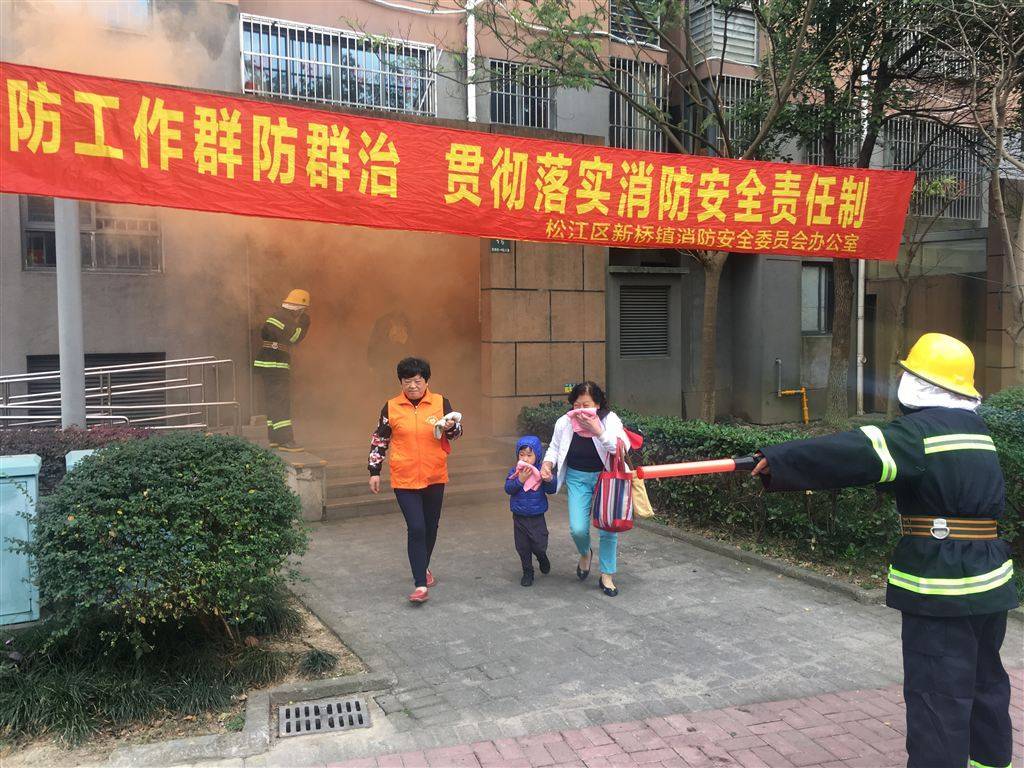 消防宣传走进社区，上海松江区上演灭火“实战”演练