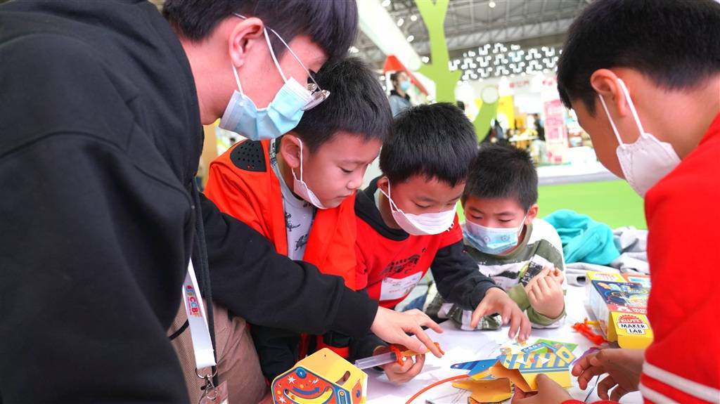 上海童书展上“立体书”受关注，孩子们现场体验一站式创意手工