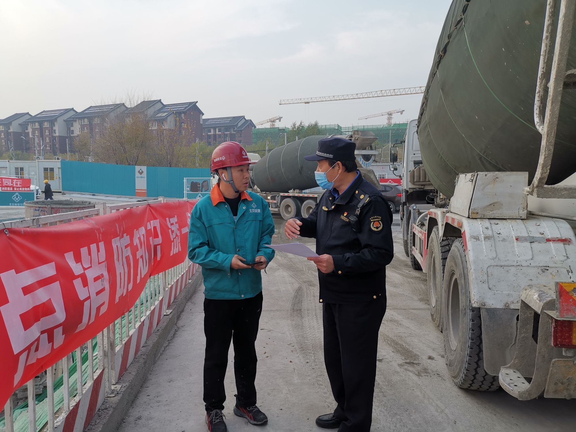 重污染黄色预警期间 北京丰台城管加大工地法规宣传和检查执法