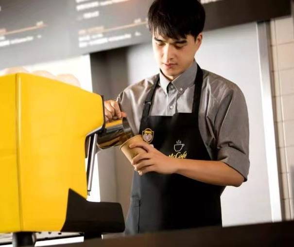 麦当劳在沪开出全国首家咖啡门店，预计2023年全国将布局超4000家