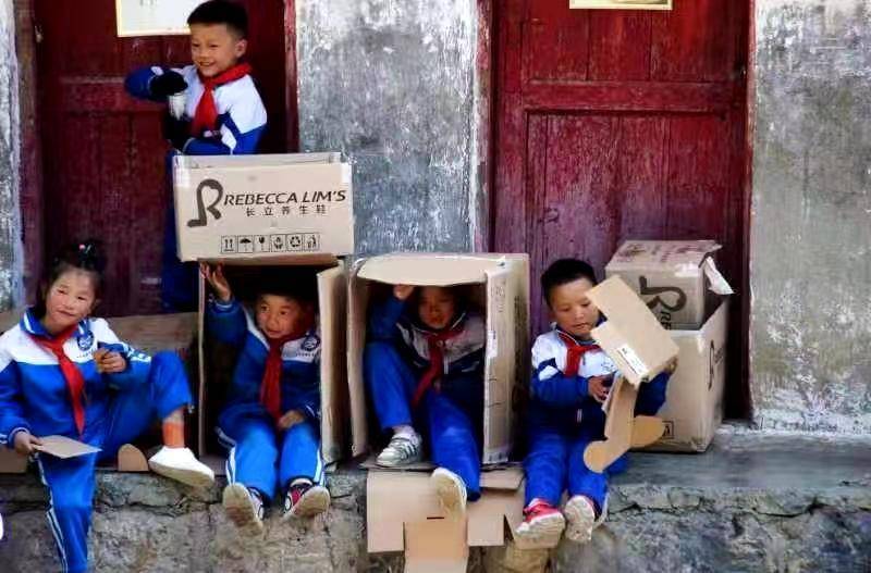 宝宝鞋子排行_爱心企业为贫困山区孩子捐赠一千多双保暖鞋