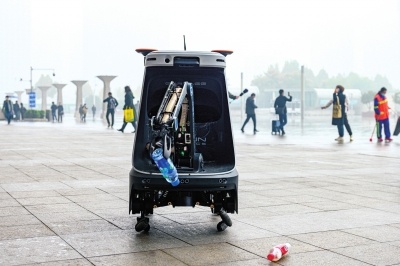 全国首个在高铁站投用的机器人“环卫工”上线郑州东站