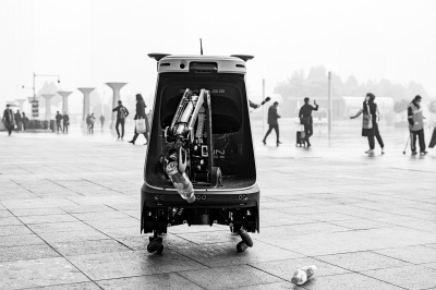 “郑州造”城市管养机器人亮相高铁站 识别该清理的垃圾还是行人的双脚