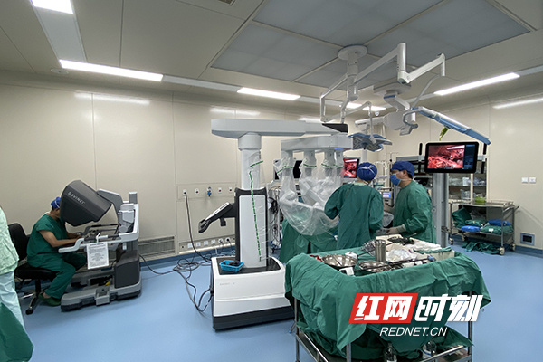 南华附一医院泌尿外科完成区域内首例达芬奇机器人肾上腺手术