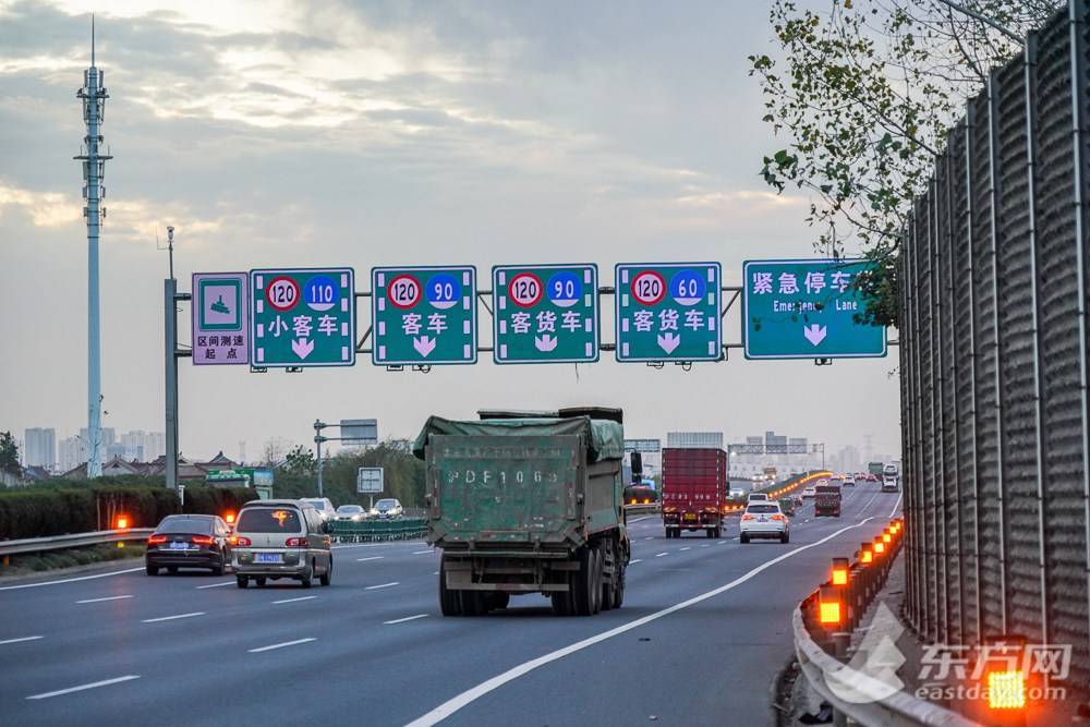 高速两旁加排灯就能避免交通事故？上海这个尝试证明：真的行！