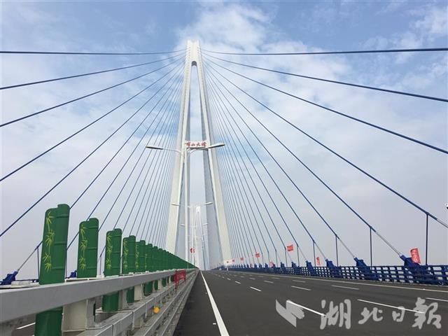 创造多项世界之最的青山长江大桥下月通车